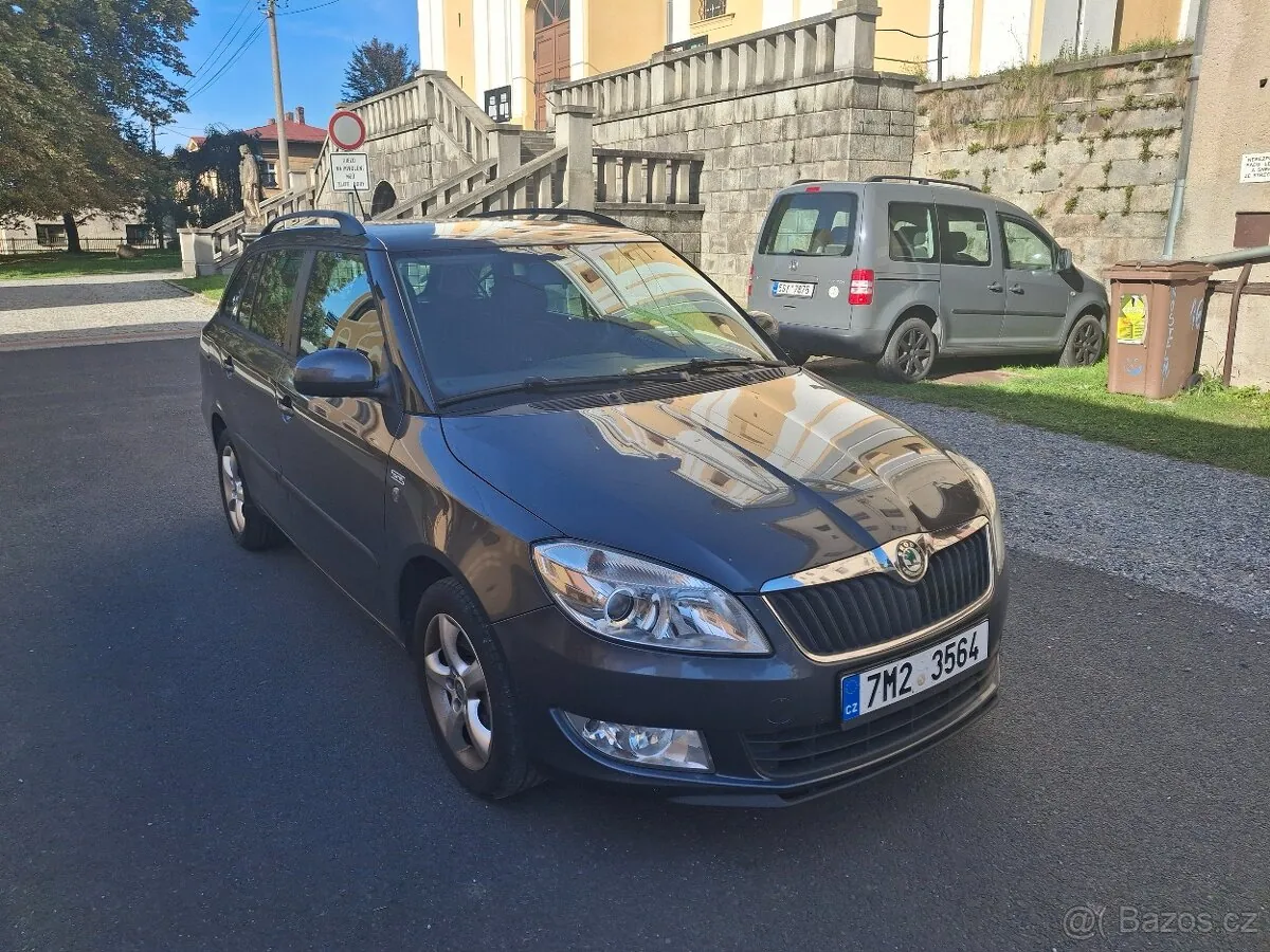 Skoda Fabia 2011 photo 3