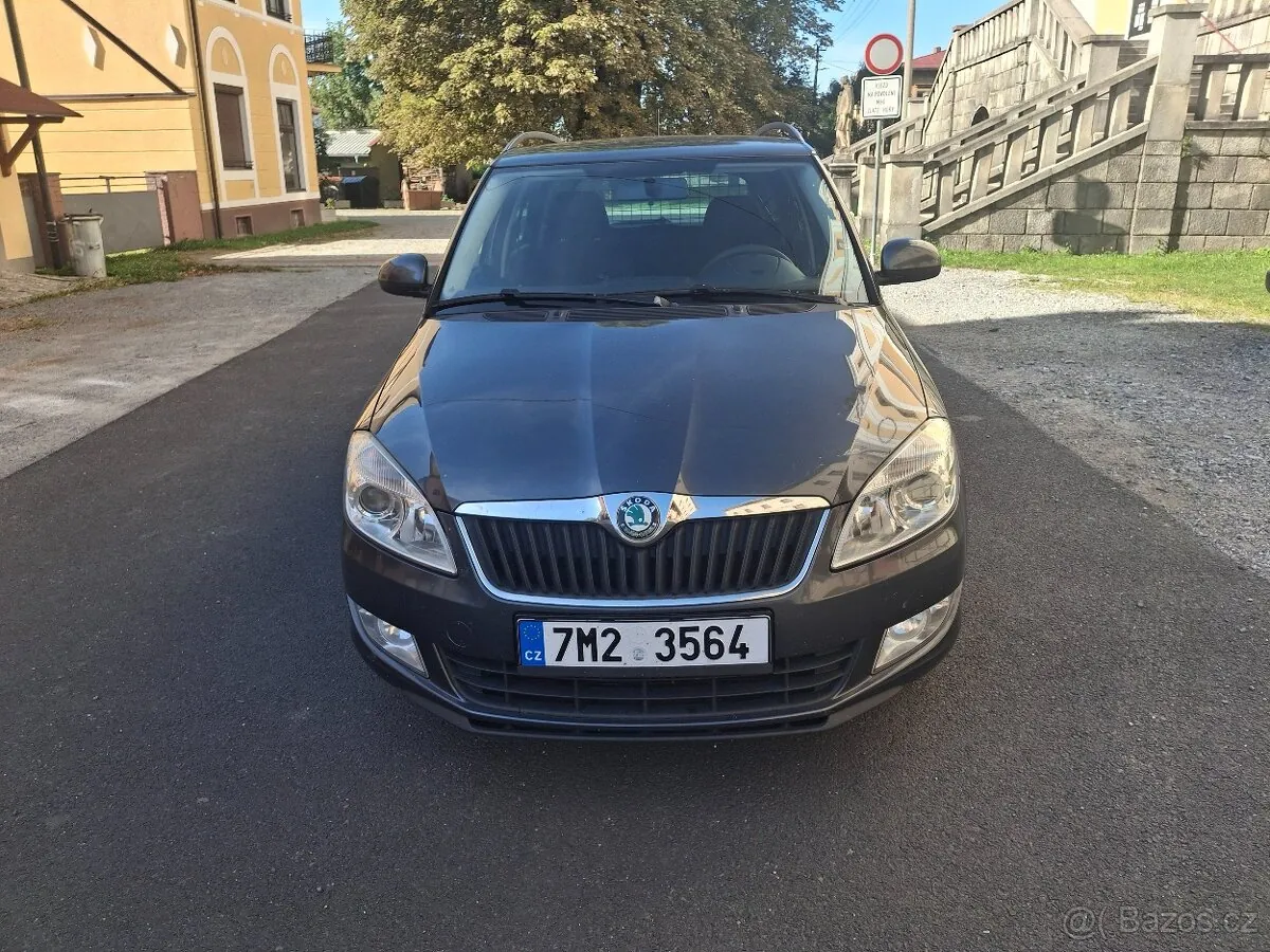 Skoda Fabia 2011 photo 2