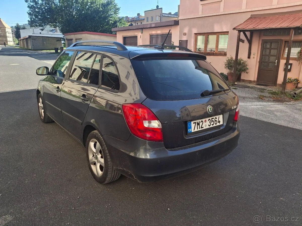 Skoda Fabia 2011 photo 4