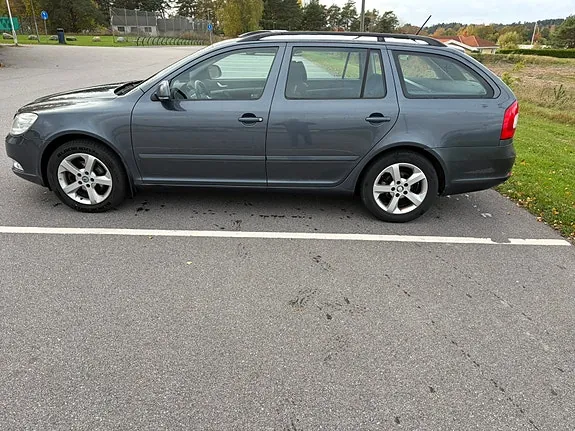 Skoda Octavia 2012 photo 2
