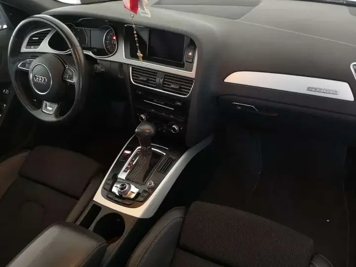 Audi A4 2013 photo 2