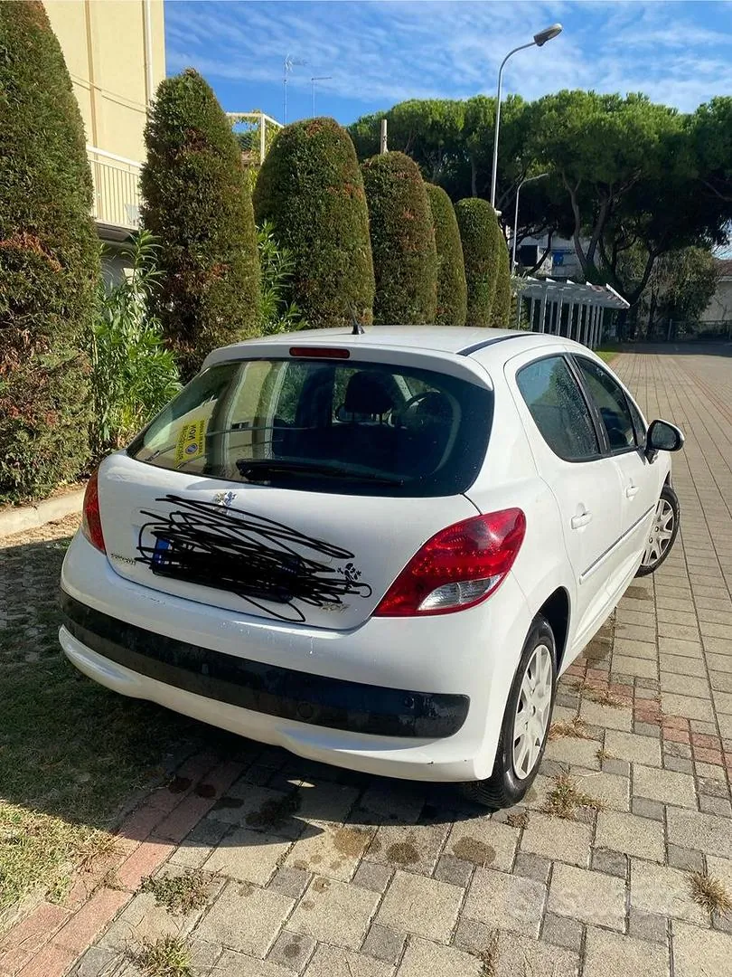 Peugeot 207 2012 photo 2