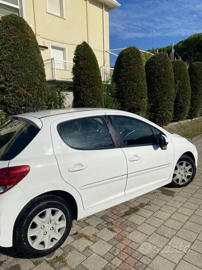 Peugeot 207 2012 photo 3