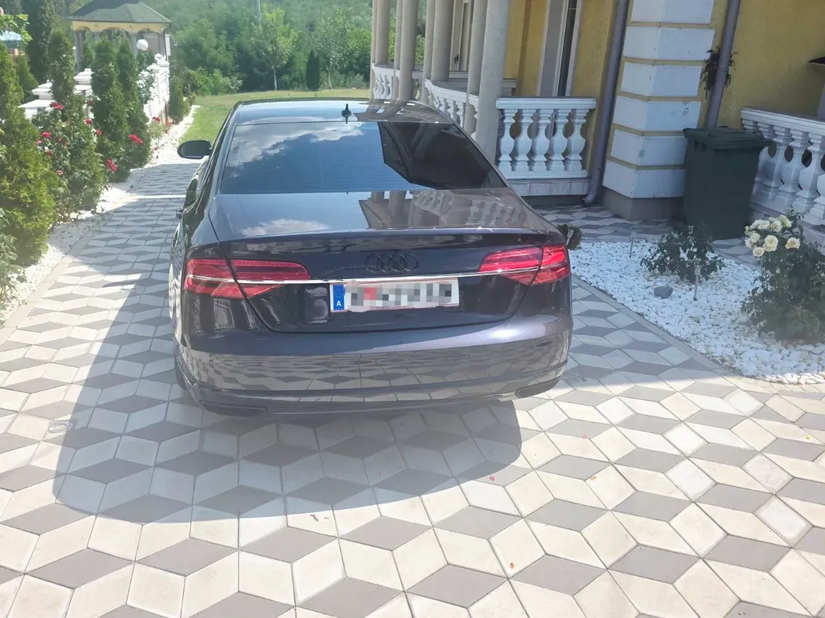 Audi A8 2014 photo 3