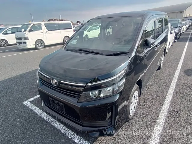 Toyota Voxy 2014 photo 2
