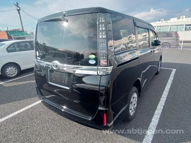 Toyota Voxy 2014 photo 4