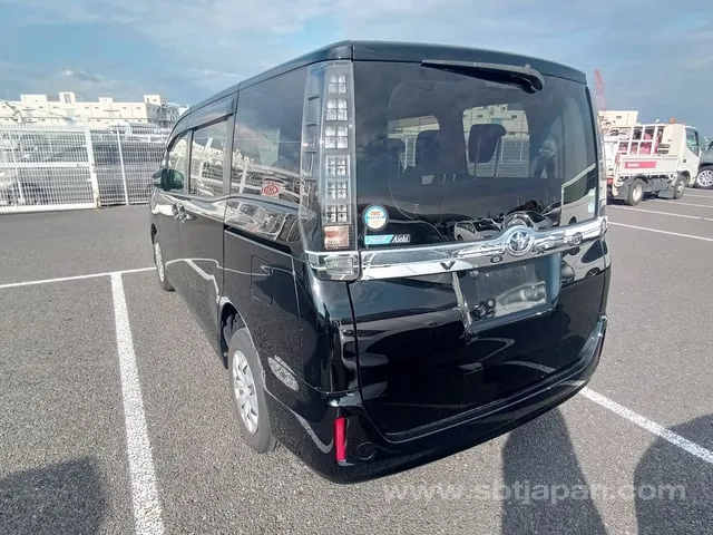 Toyota Voxy 2014 photo 3