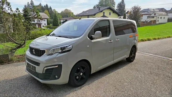 Peugeot Traveller 2018 photo 2