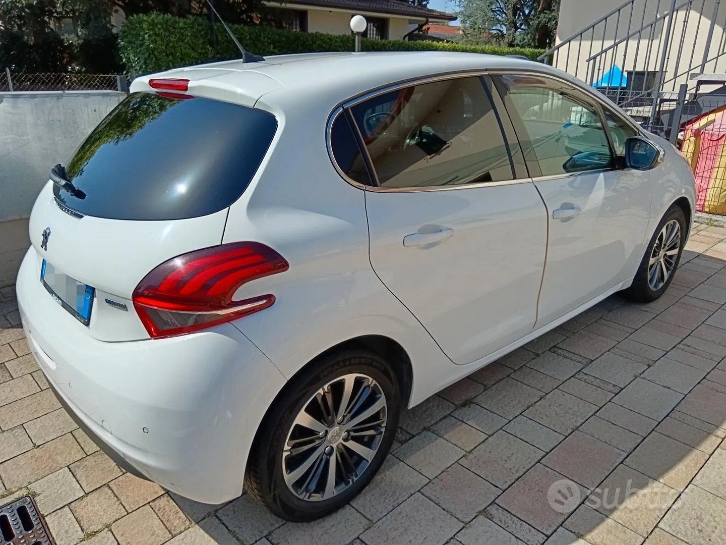 Peugeot 208 2016 photo 2