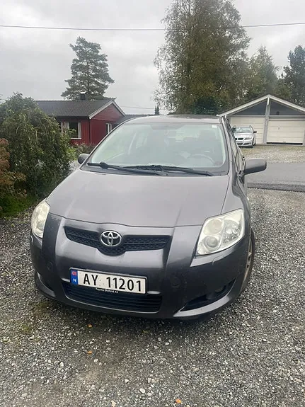 Toyota Auris 2010 photo 2