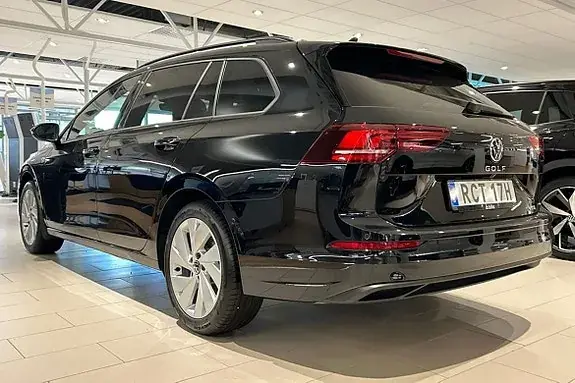 Volkswagen Golf I 2026 photo 2
