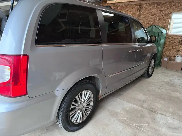 Chrysler Town & Country 2015 photo 3