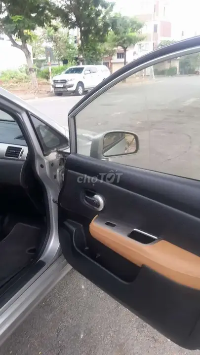 Nissan Tiida 2010 photo 2