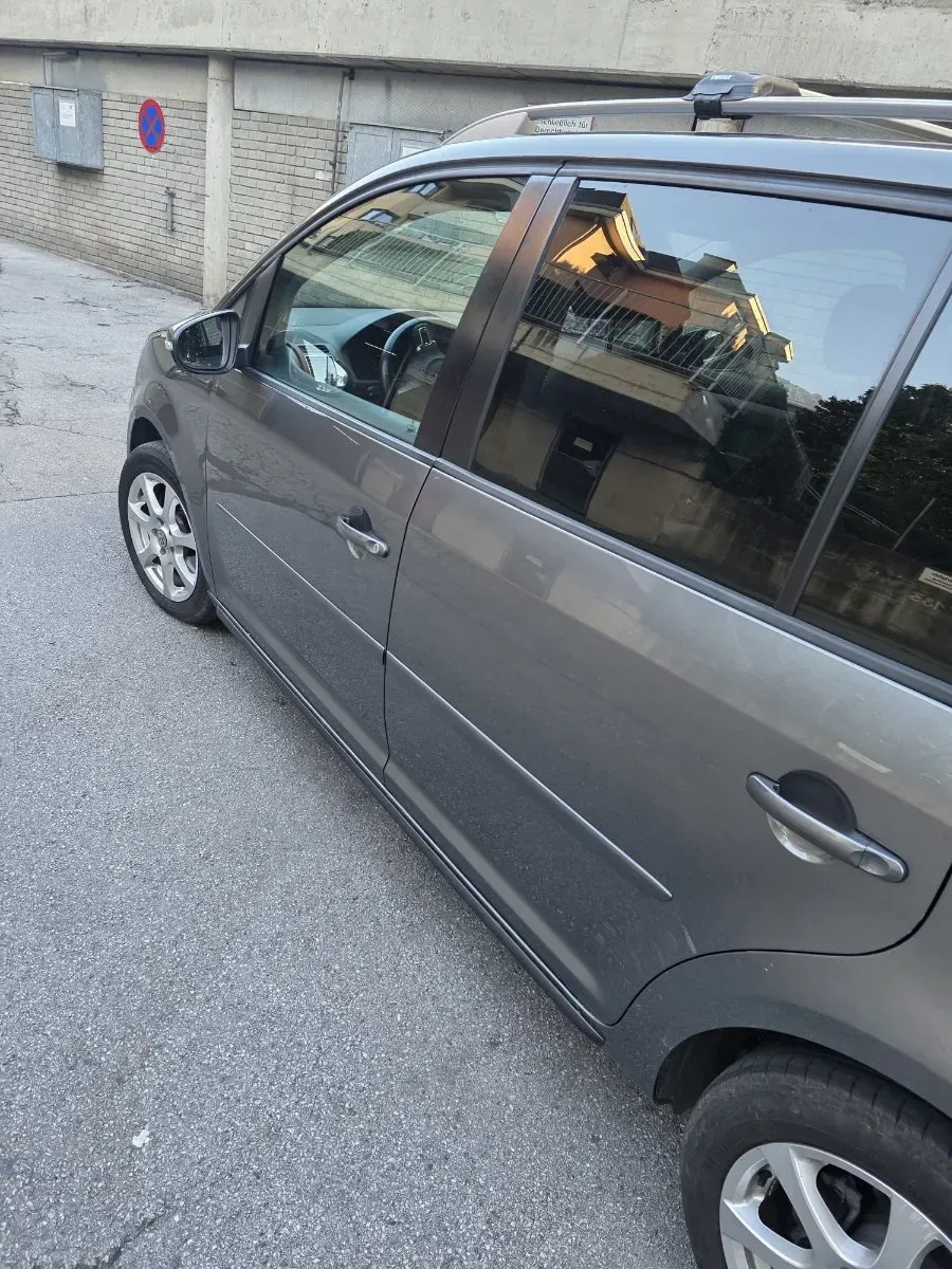 Volkswagen Touran 2011 photo 2
