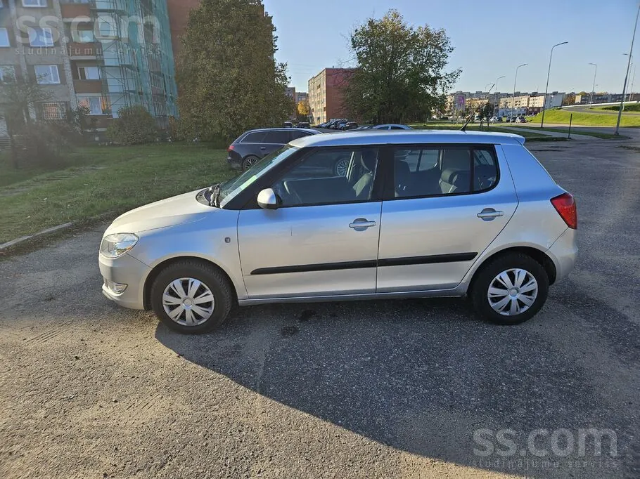 Skoda Fabia 2010 photo 3