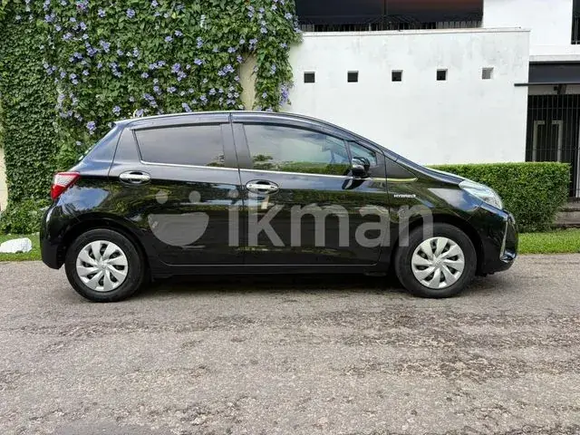 Toyota Vitz 2017 photo 2