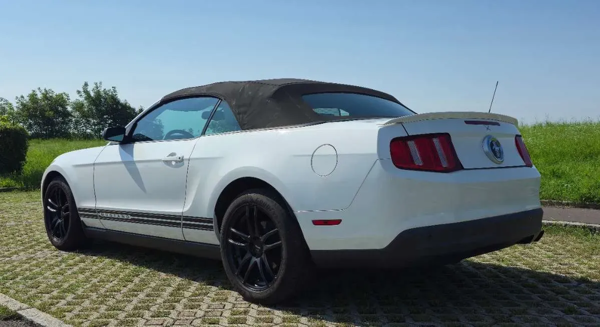 Ford Mustang 2010 photo 3