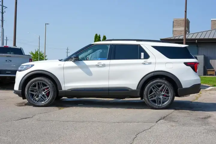 Ford Explorer 2026 photo 3