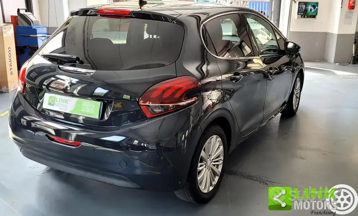 Peugeot 208 2019 photo 2