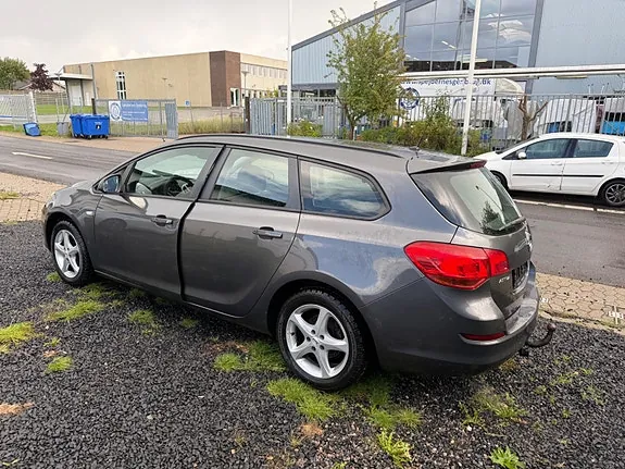 Opel Astra 2011 photo 4