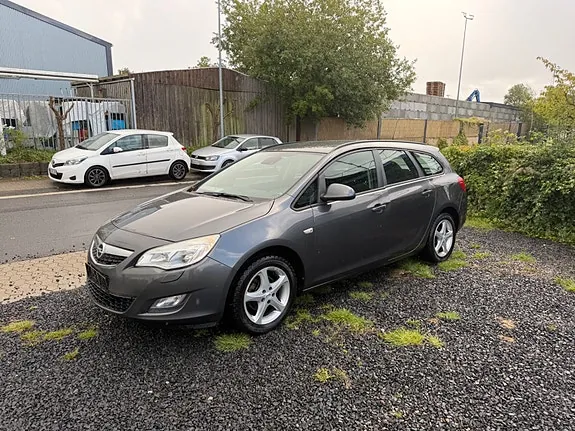 Opel Astra 2011 photo 2