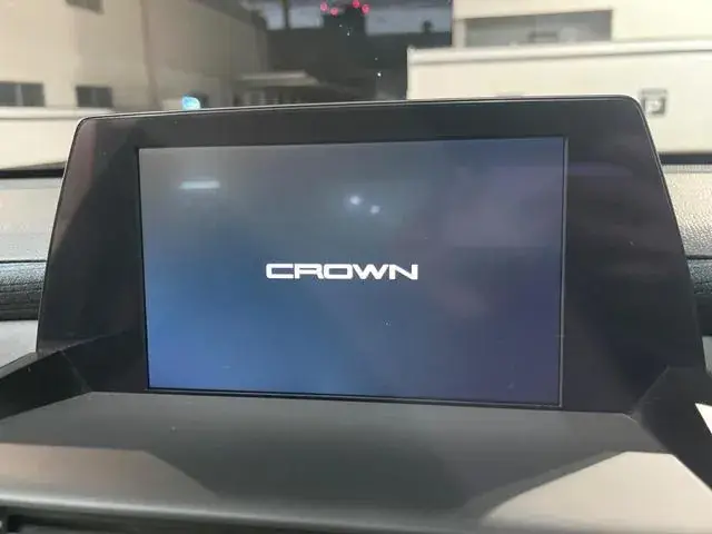 Toyota Crown 2018 photo 3