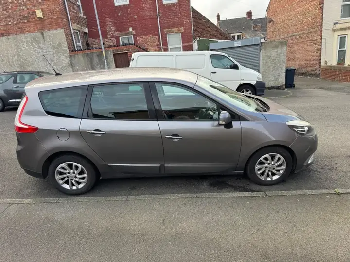 Renault Grand Scenic 2014 photo 2