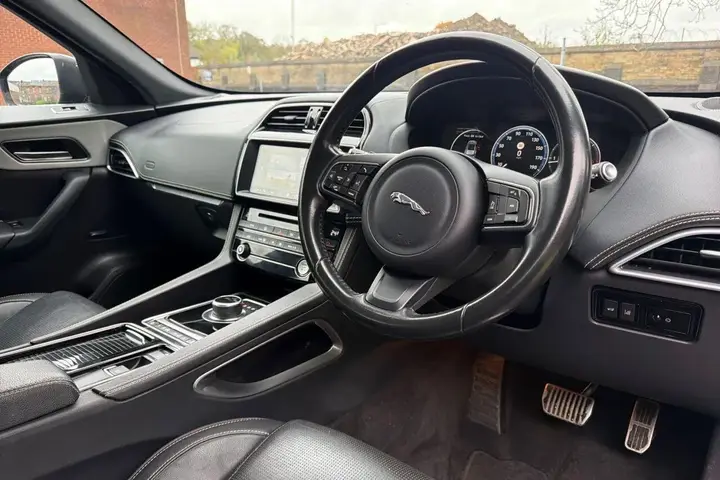 Jaguar F-Pace 2017 photo 2