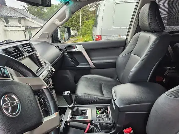 Toyota Land Cruiser 2012 photo 5