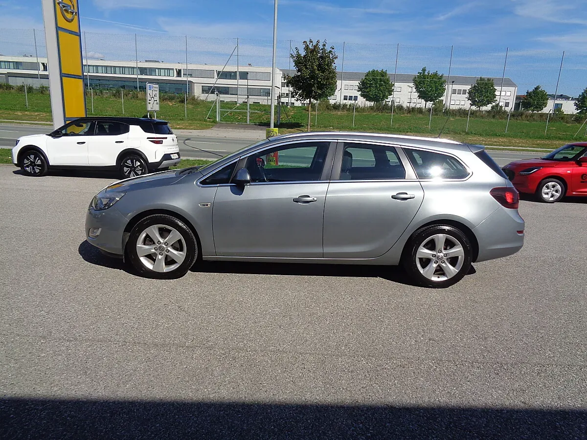 Opel Astra 2012 photo 2