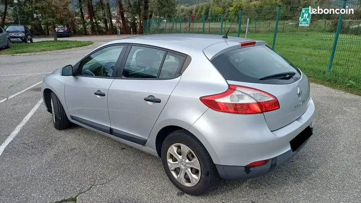 Renault Megane 2011 photo 2