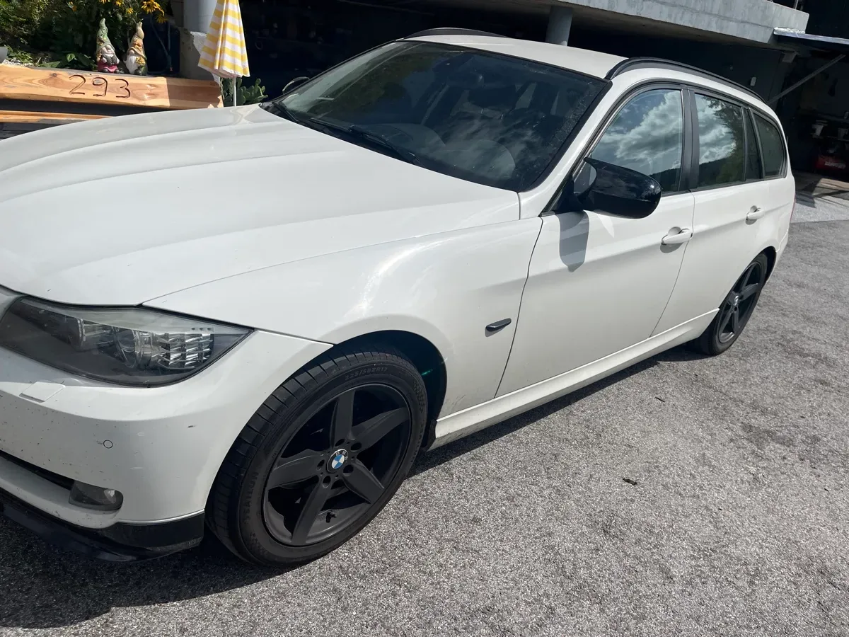 BMW 3 Series 2011 photo 2