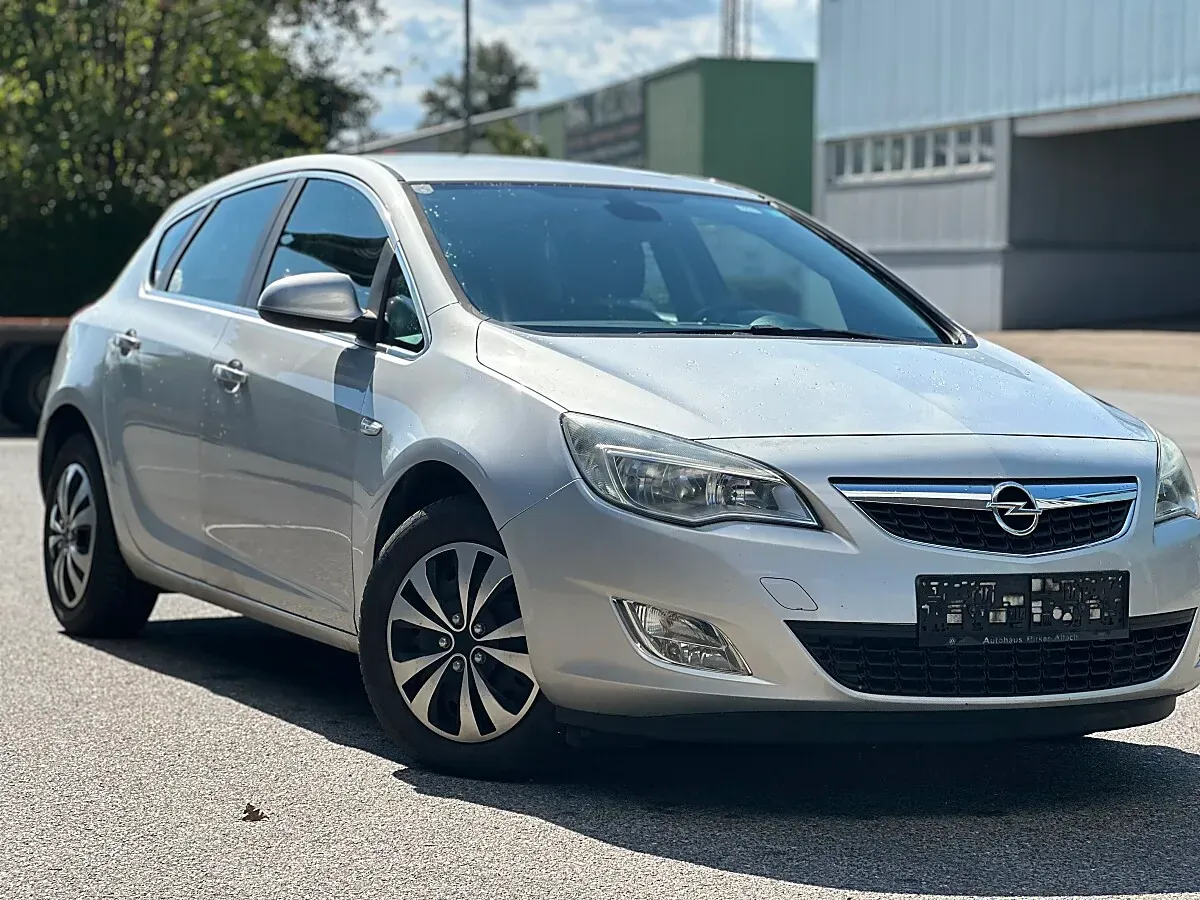 Opel Astra 2010 photo 2