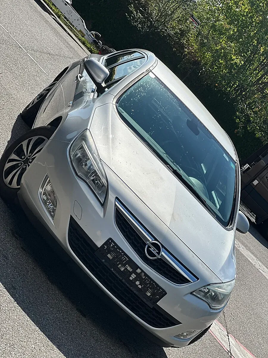 Opel Astra 2010 photo 3