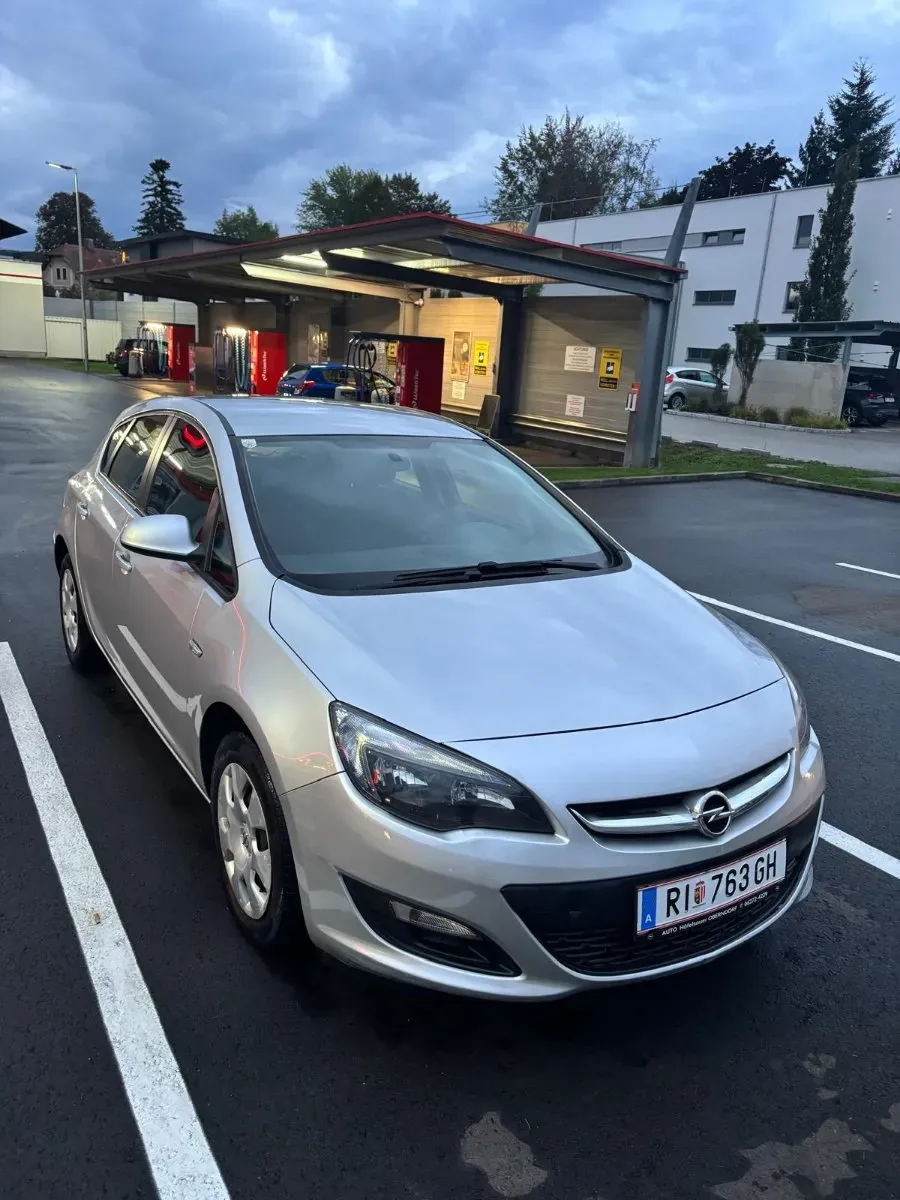 Opel Astra 2013 photo 2