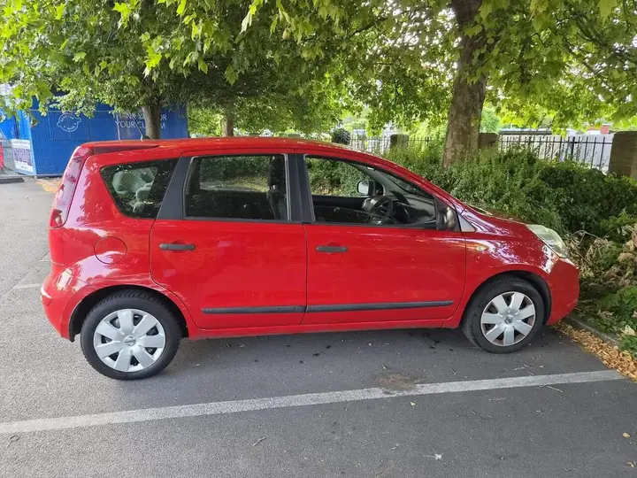 Nissan Note 2010 photo 2