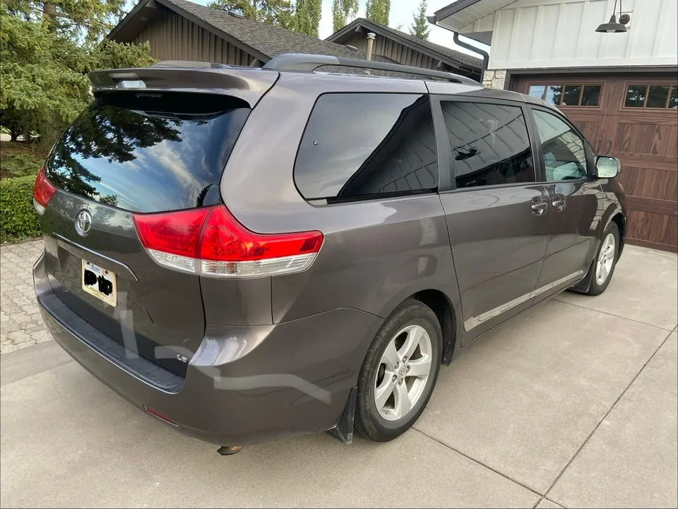 Toyota Sienna 2012 photo 3