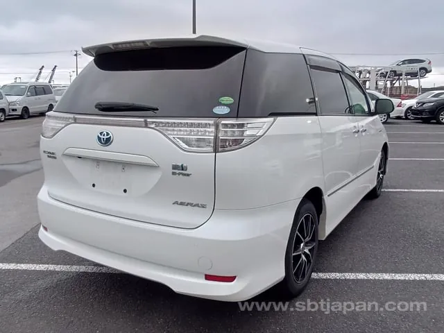 Toyota Estima 2013 photo 4