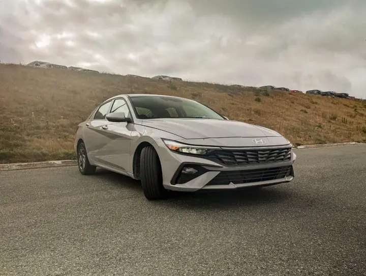 Hyundai Elantra 2025 photo 4