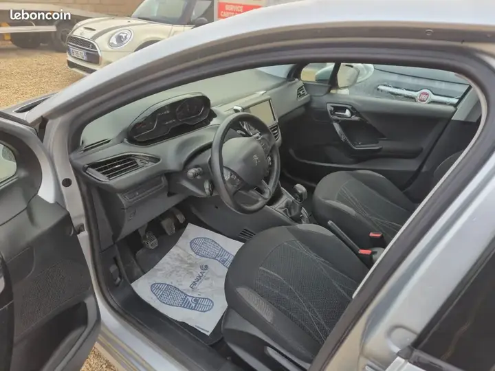 Peugeot 208 2012 photo 3