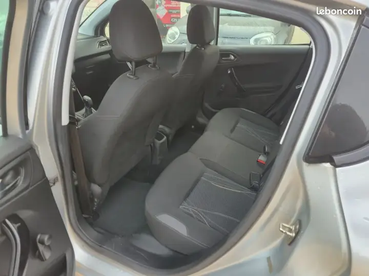 Peugeot 208 2012 photo 4