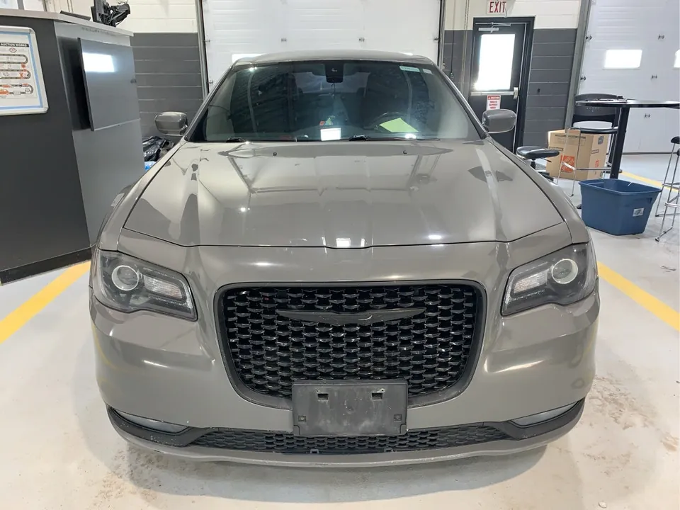 Chrysler 300 2019 photo 2