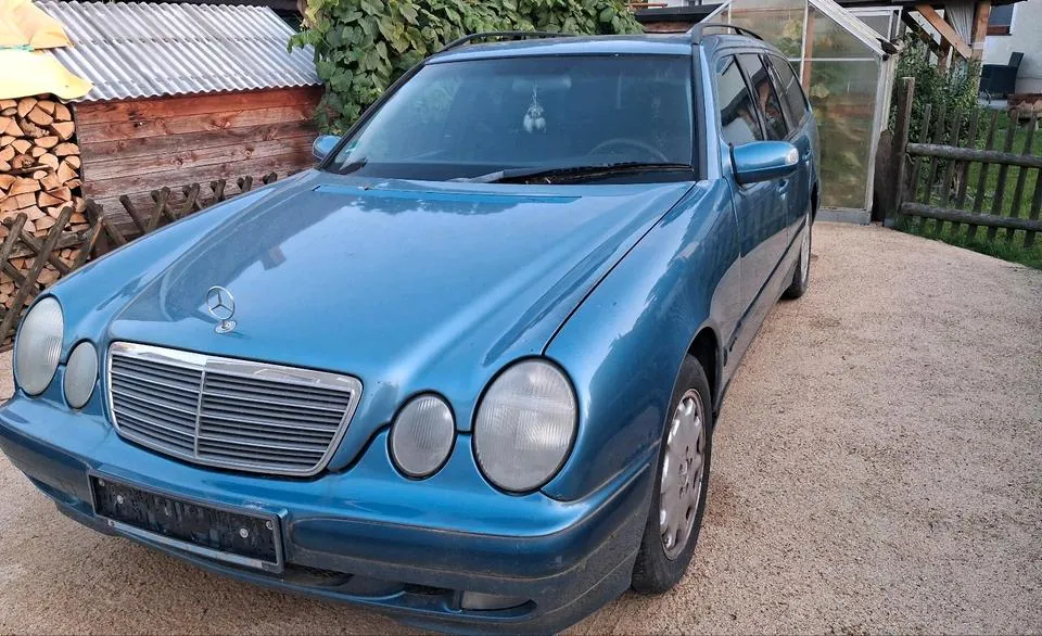 Mercedes-Benz E200