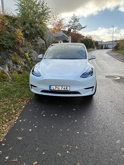 Tesla Model Y 2023 photo 2