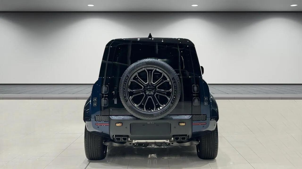 Land Rover Defender 110 photo 4