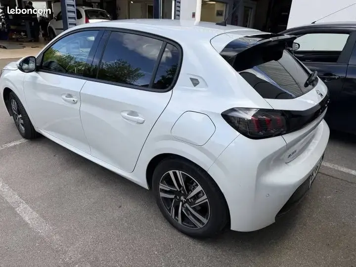 Peugeot 208 2021 photo 2