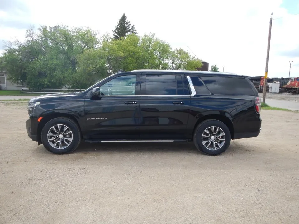 Chevrolet Suburban 2023 photo 2