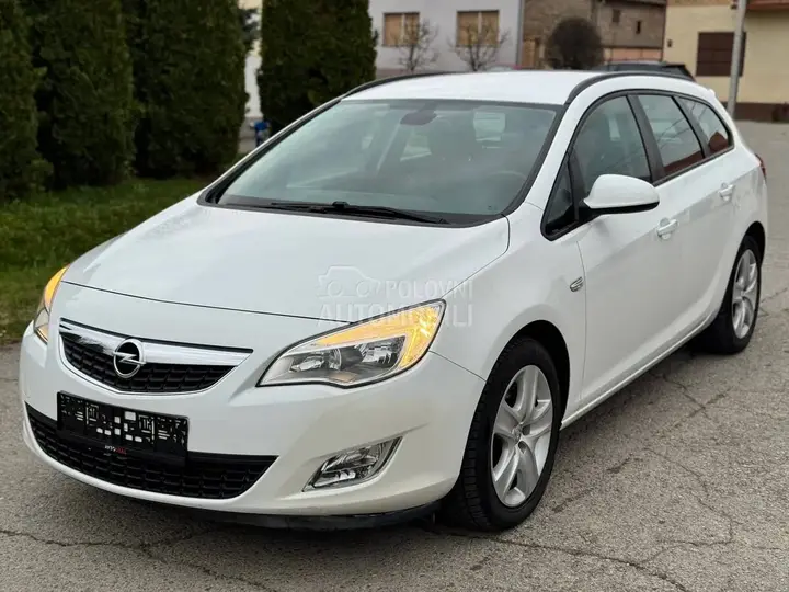 Opel Astra J 2011 photo 2