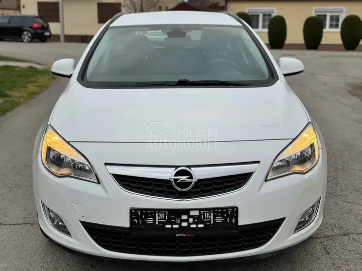 Opel Astra J 2011 photo 3