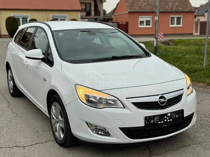 Opel Astra J 2011 photo 4